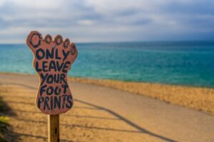 Message sur une plage : ne laissez que l'empreinte de vos pas